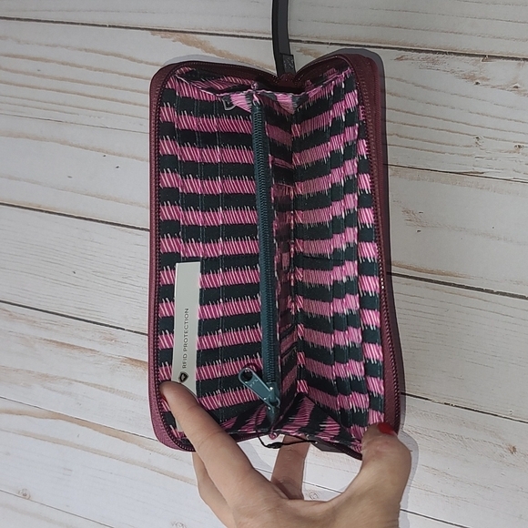 Vera Bradley Midtown RFID Wristlet NWT - Picture 6 of 8